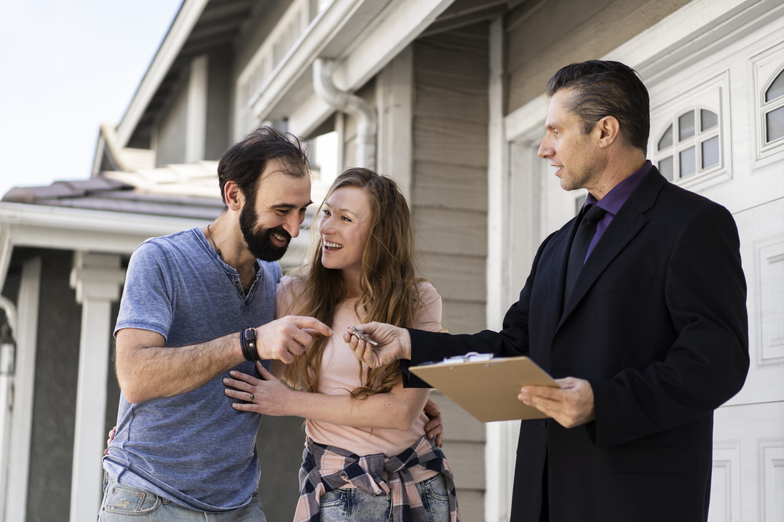 couple-signing-papers-fr-new-house